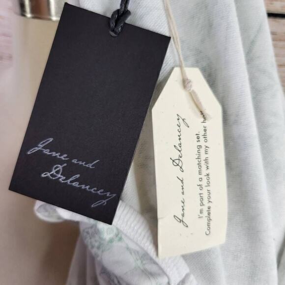 NWT Jane & Delancey Short Sleeve Kangaroo Pocket Giraffe Print Hoodie Small - Picture 7 of 9